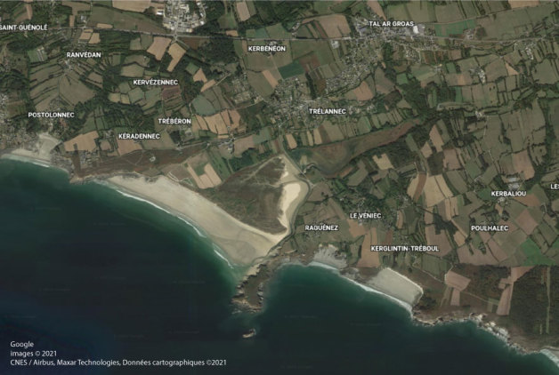 Photo Satellite du même emplacement (la baie de Douarnenez) que dans l'image précédente mais le projet n'a pas eu lieu et le port n'est pas creusé, la plage est bien présente.