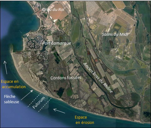 Image satellite de Port-Camargue démontrant l'espace qui est en érosion du côté droit du Fulcrum et de l'autre côté, la flèche sableuse et l'espace en accumulation