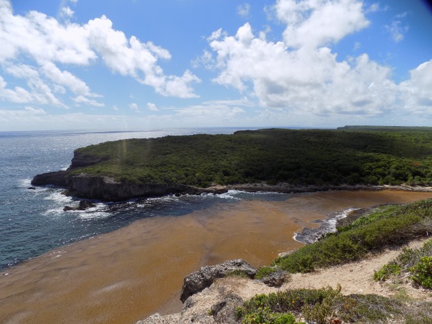 Dans une anse, nous pouvons voir la mer bleue et une nappe marron clair stagnante le nom de la c&ocirc;te.