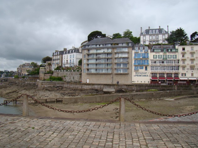 Façade d'immeuble sur la côte de Dinard, on peut voir l'inscription "Restaurant PRINTANIA"