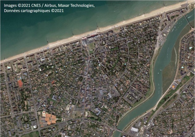 Vue satellite de Cabourg ou l'architecture urbaine ressort du tracé des rues.