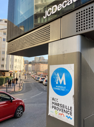 Affiche d'information électronique sur un mur d'une rue à proximité de la plage des Catalans à Marseille.L'équipement intègre une borne wifi dont il est possible de récolter le nombre de connexions. La ville s'affiche comme « connectée ».