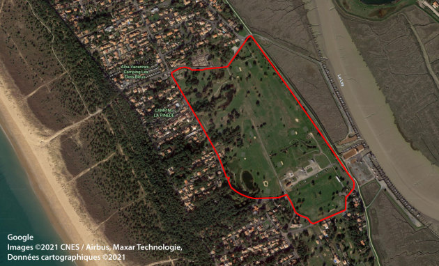 Sur une vue satellite est tracé en rouge un secteur ou il n'y a plus d'habitations, tout autour il y a encore des quartiers résidentiels.