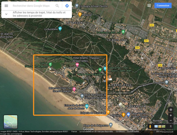 Carte satellite de la côte de Saint-Jean-de-Monts, le secteur à enjeux est entouré et représente la zone de travail. Elle englobe le Golf et la base nautique sur la gauche de la station.